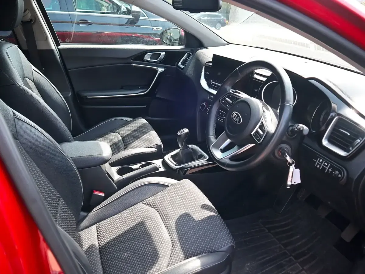 Begagnad Kia Ceed 136 HK (100 kW) 2021 Röd Halvkombi