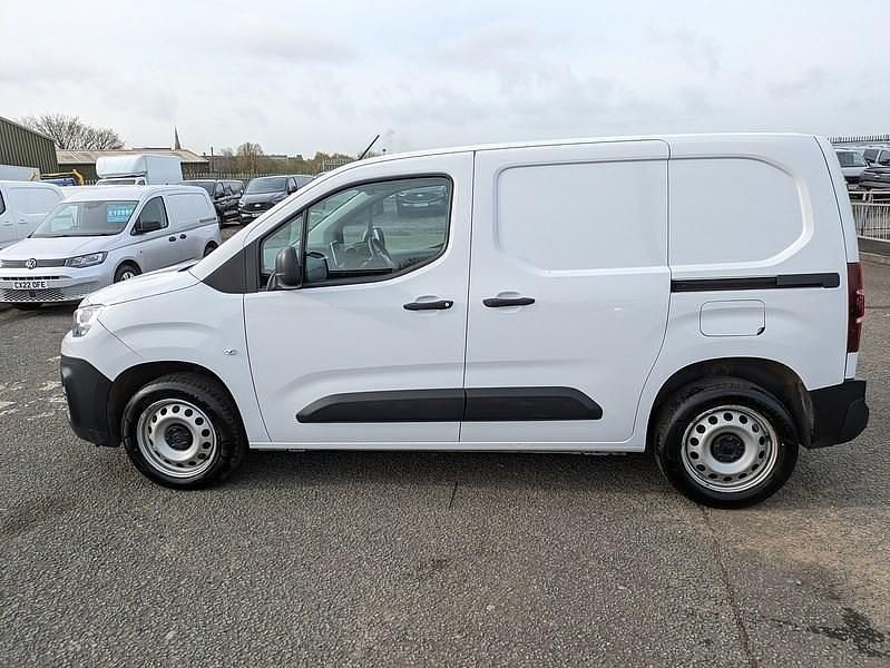 Used Citroën Berlingo 130 HP (95 kW) 2023 White MPV