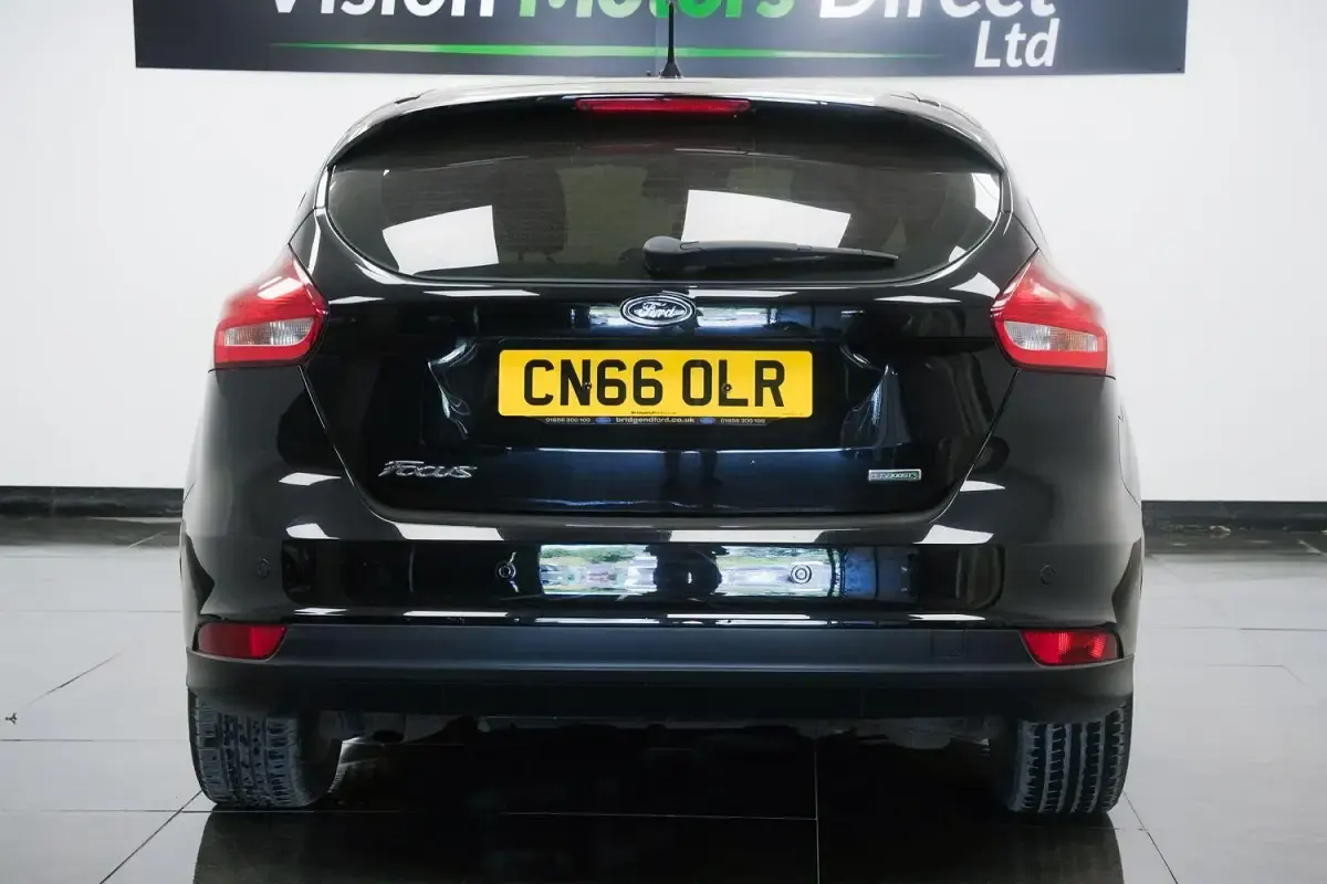 Used Ford Focus Zetec 125 HP (91 kW) 2016 Black Hatchback