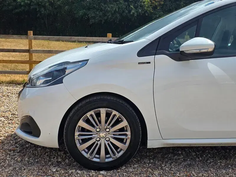 Used Peugeot 208 Signature Sky 2018 White Hatchback