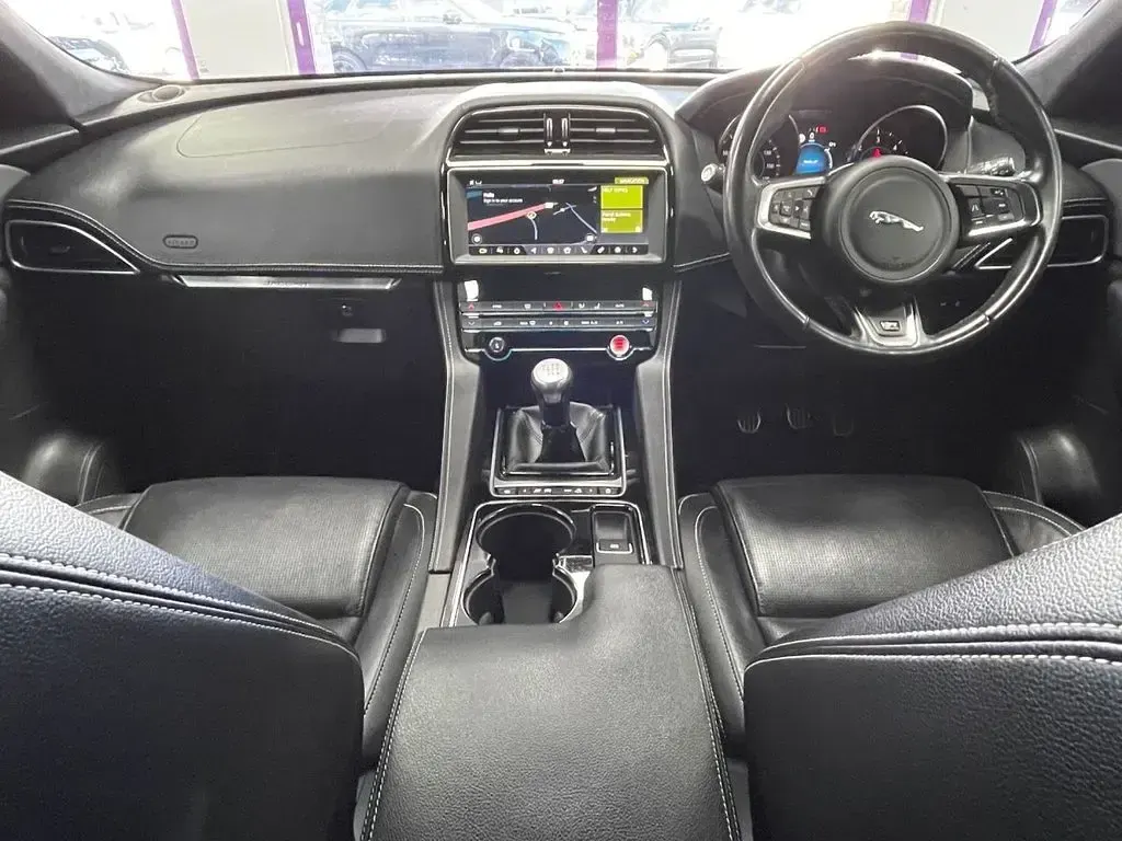 Usado Jaguar F-Pace R-Sport 180 HP (132 kW) 2018 Preto SUV