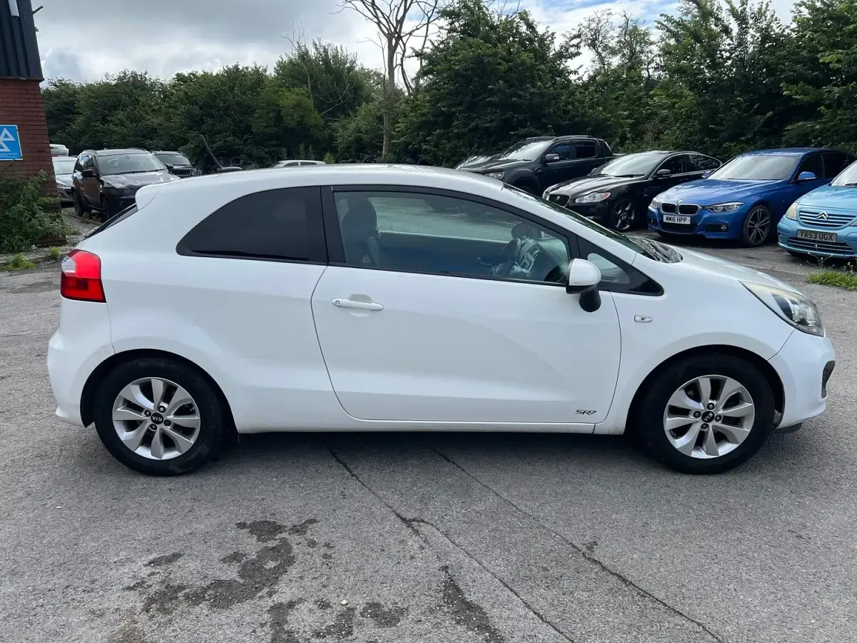 Used Kia Rio 2015 White Hatchback