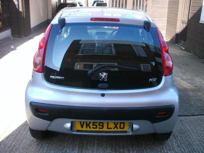 Begagnad Peugeot 107 68 HK (50 kW) 2009 Silver Halvkombi