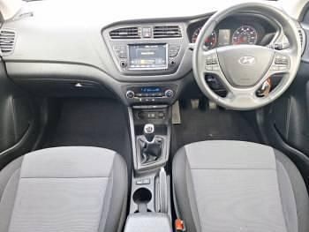 Used Hyundai i20 Premium 84 HP (61 kW) 2019 White Hatchback