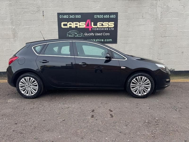Used Vauxhall Astra Excite 100 HP (73 kW) 2015 Black Hatchback