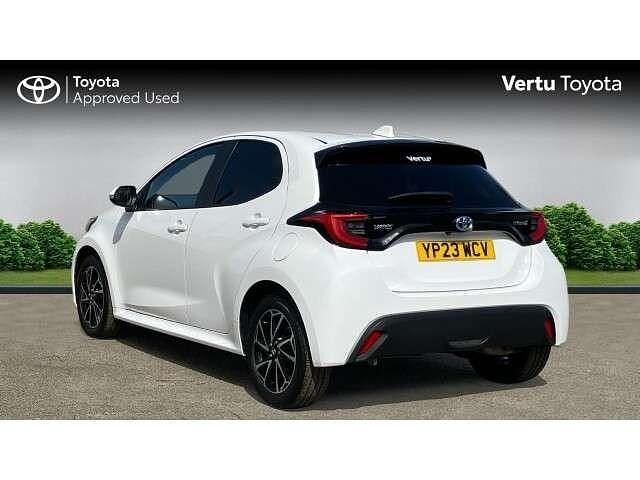 Used Toyota Yaris Hybrid Design 116 HP (85 kW) 2023 White Hatchback
