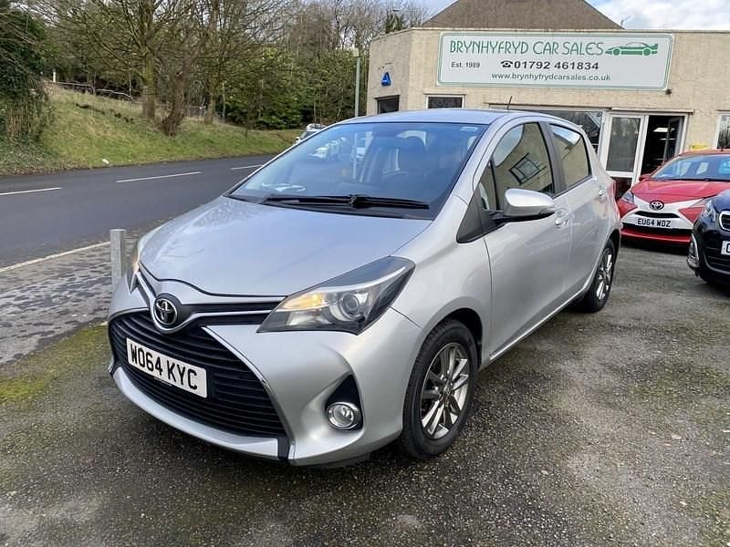 Used Toyota Yaris 2015 Silver metallic Hatchback