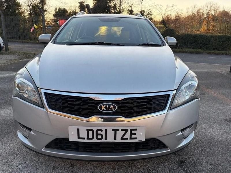 Begagnad Kia Ceed 2011 Silver Halvkombi