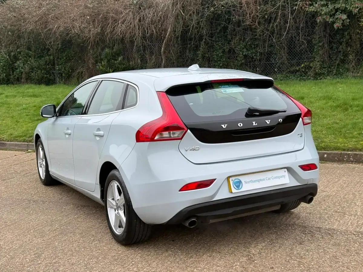 Begagnad Volvo V40 SE 2012 Blå Halvkombi