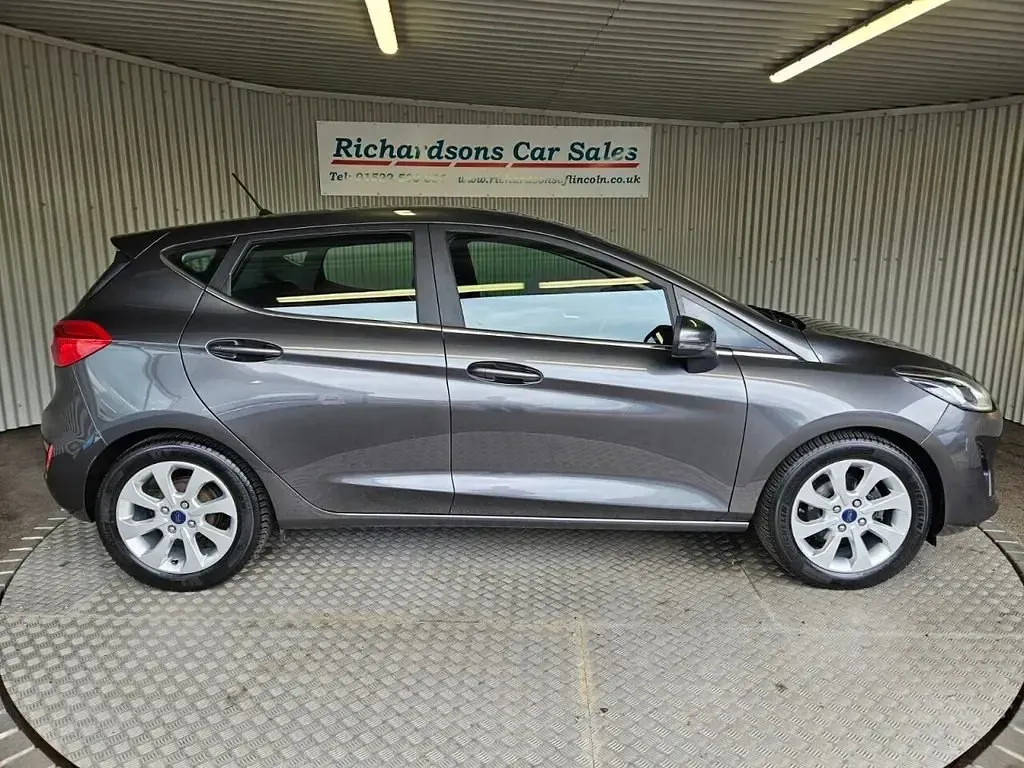 Usado Ford Fiesta Zetec 100 CV (73 kW) 2018 Gris Utilitario