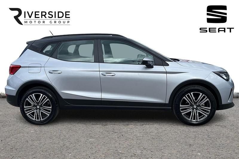 Used Seat Arona SE Technology 95 HP (69 kW) 2023 Urban silver / midnight black roof SUV
