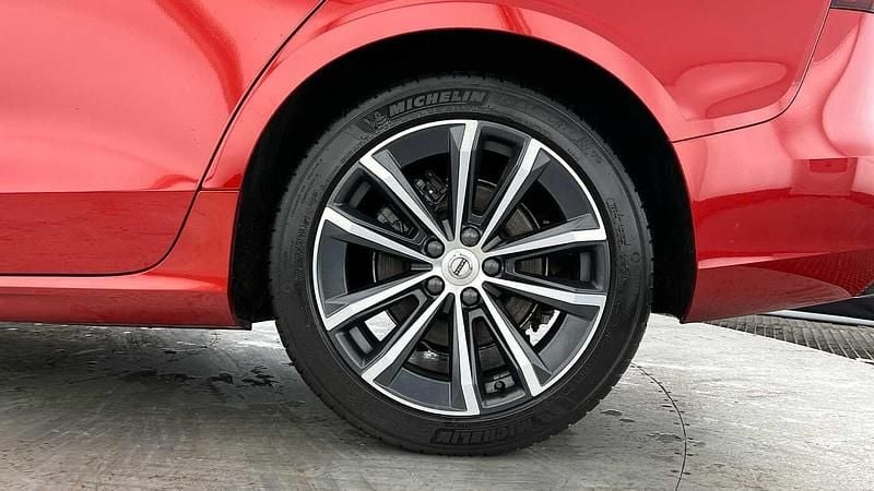 Used Volvo V60 Momentum 163 HP (119 kW) 2021 Fusion red Estate