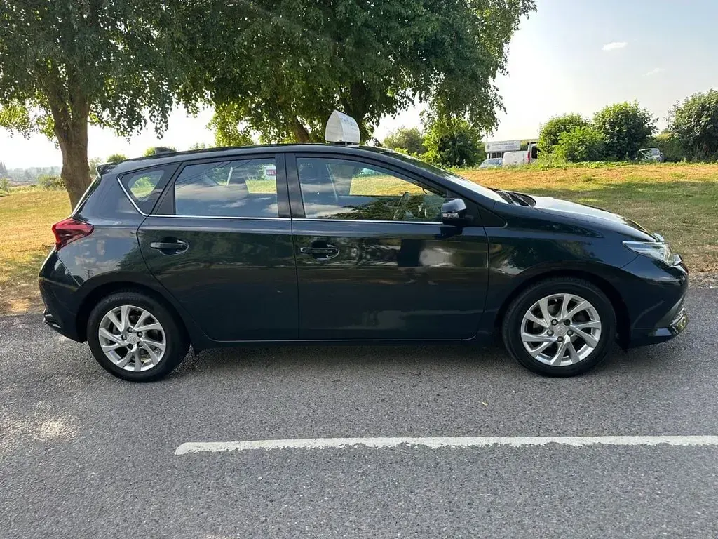 Used Toyota Auris 112 HP (82 kW) 2017 Grey Hatchback