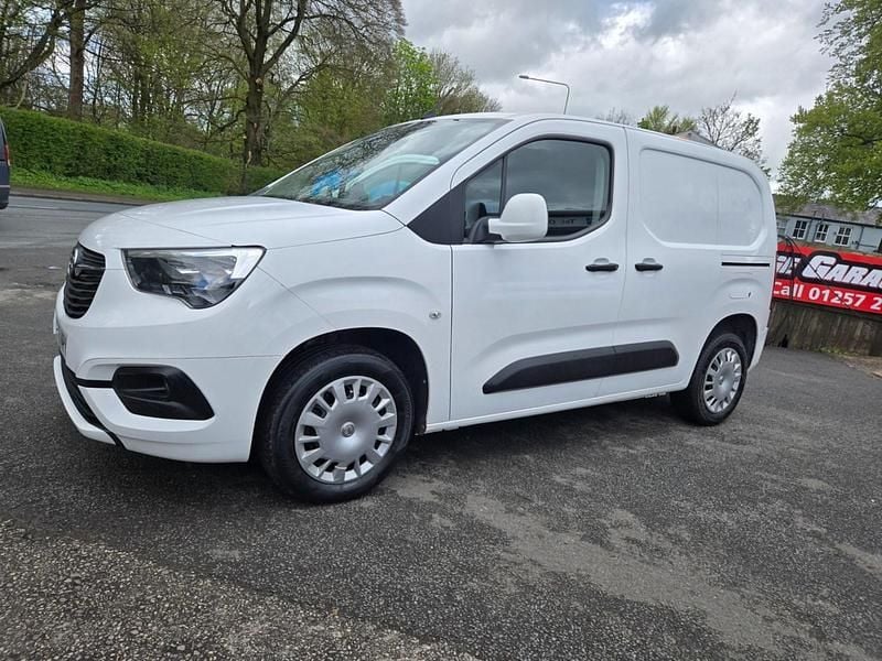 Second-hand Vauxhall Combo Sportive 100 CP (73 kW) 2021 Alb Monovolum