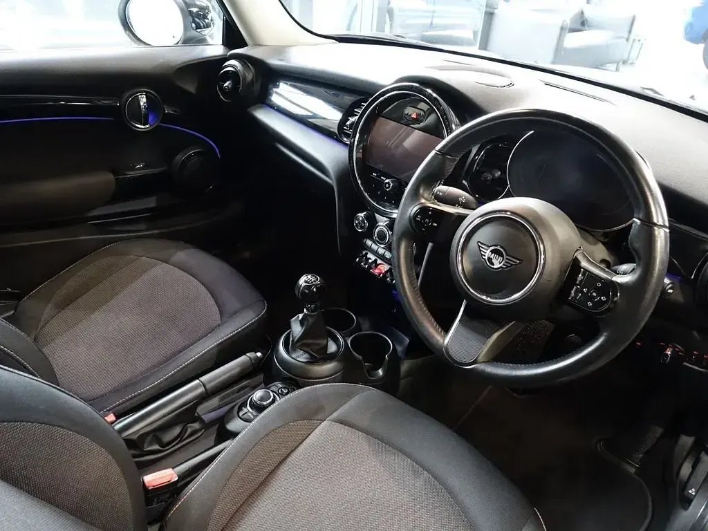 Usado Mini Cooper Classic 136 HP (100 kW) 2022 Prateado Citadino