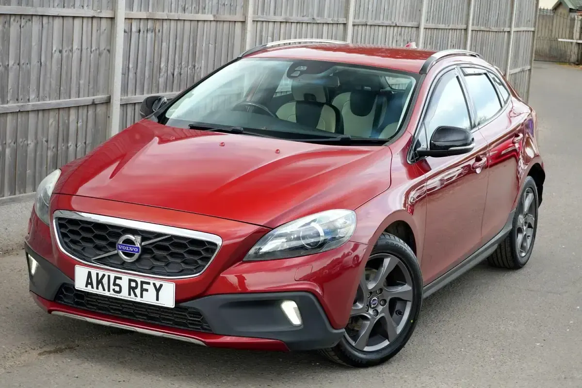 Used Volvo V40 2015 Red Hatchback