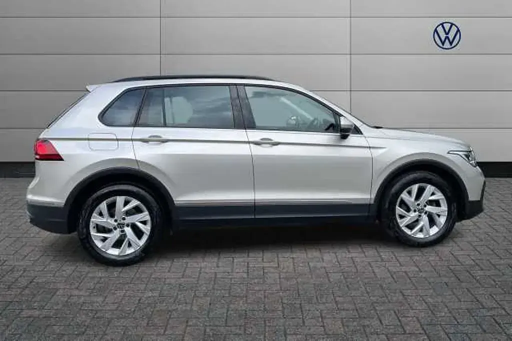 Gebraucht VW Tiguan Life 150 PS (110 kW) 2023 Silber SUV
