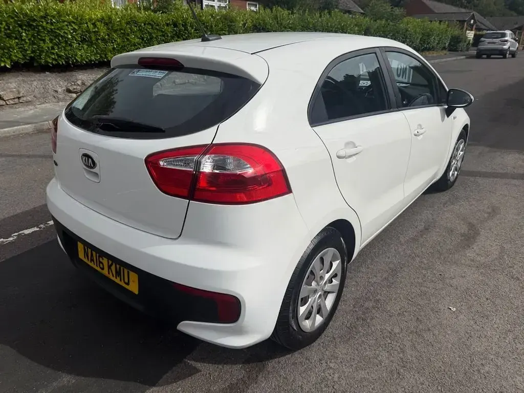Used Kia Rio 84 HP (61 kW) 2016 White Hatchback