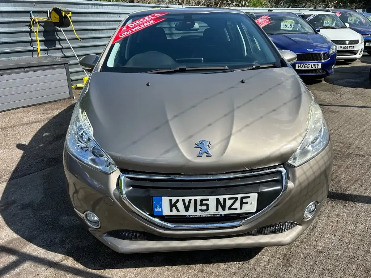 Used Peugeot 208 Allure 90 HP (66 kW) 2015 Brown Hatchback