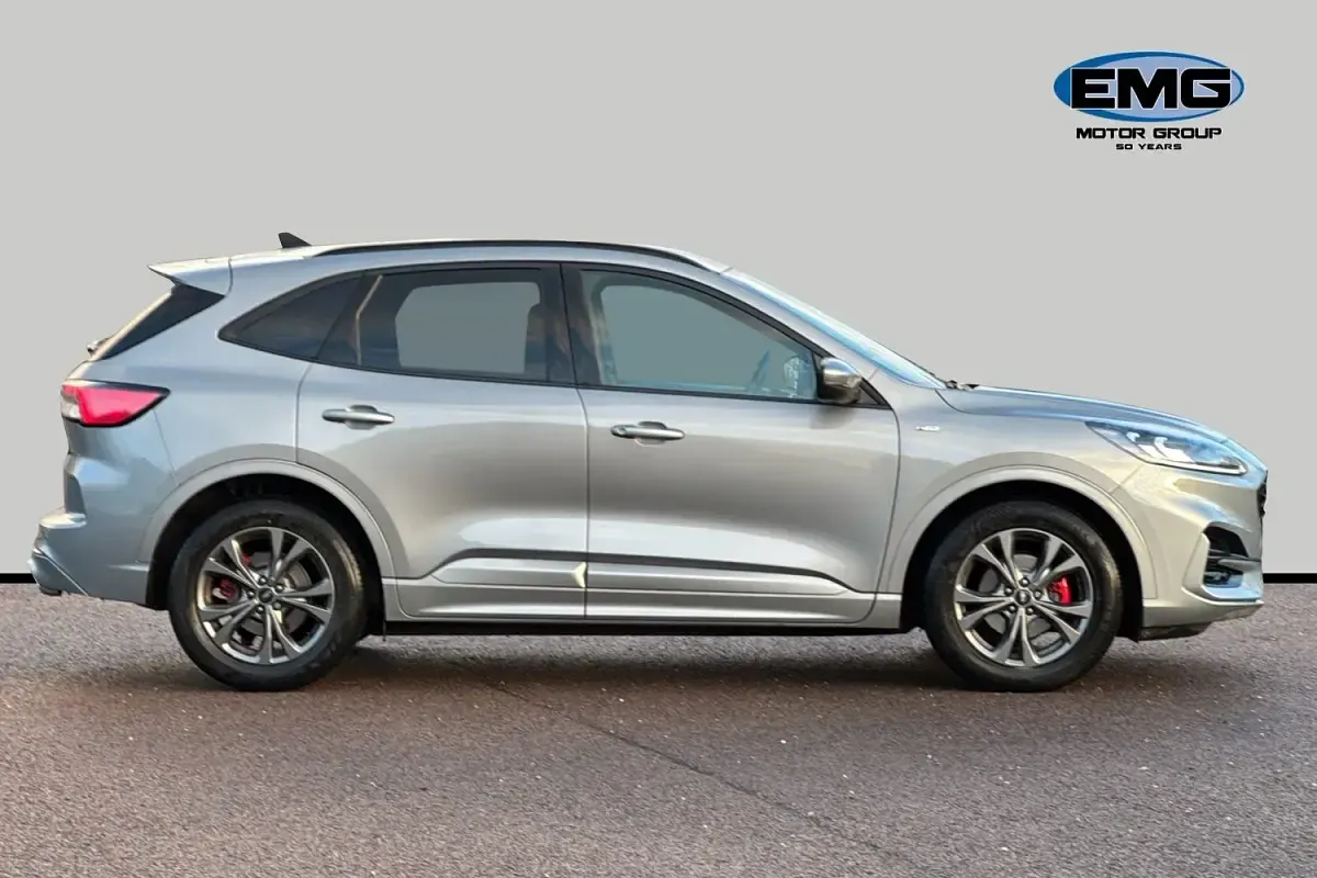Usado Ford Kuga ST-Line 120 HP (88 kW) 2022 Prateado SUV