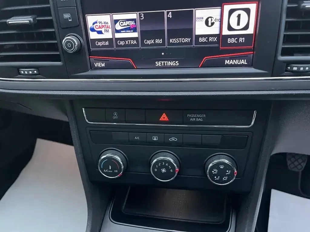 Begagnad Seat Leon Ecomotive 115 HK (84 kW) 2017 Silver Halvkombi