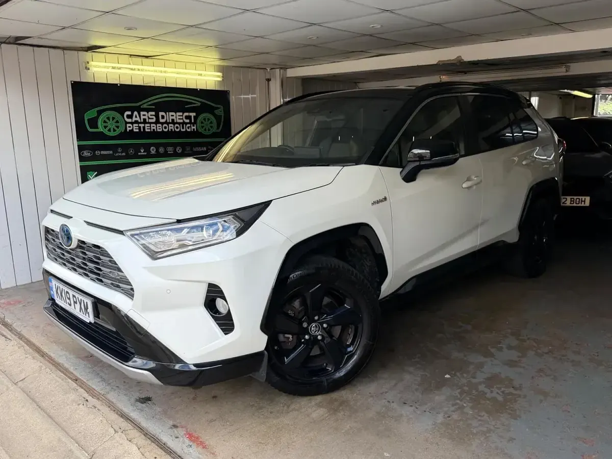 Used Toyota RAV4 218 HP (160 kW) 2019 White/black SUV