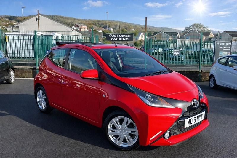 Used Toyota Aygo x-press 68 HP (50 kW) 2016 Red Hatchback