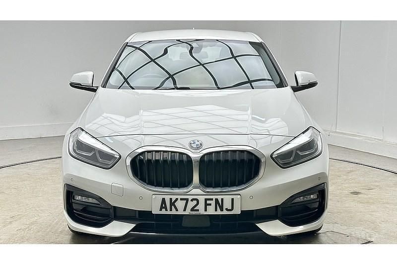 Used BMW 118 Sport Line 2022 Alpine white Hatchback