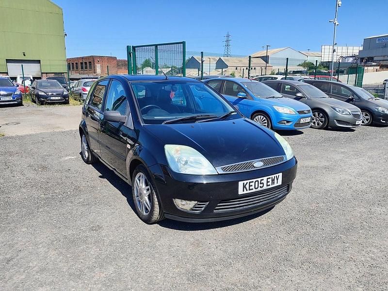 Usado Ford Fiesta Ghia 79 HP (58 kW) 2005 Preto Citadino