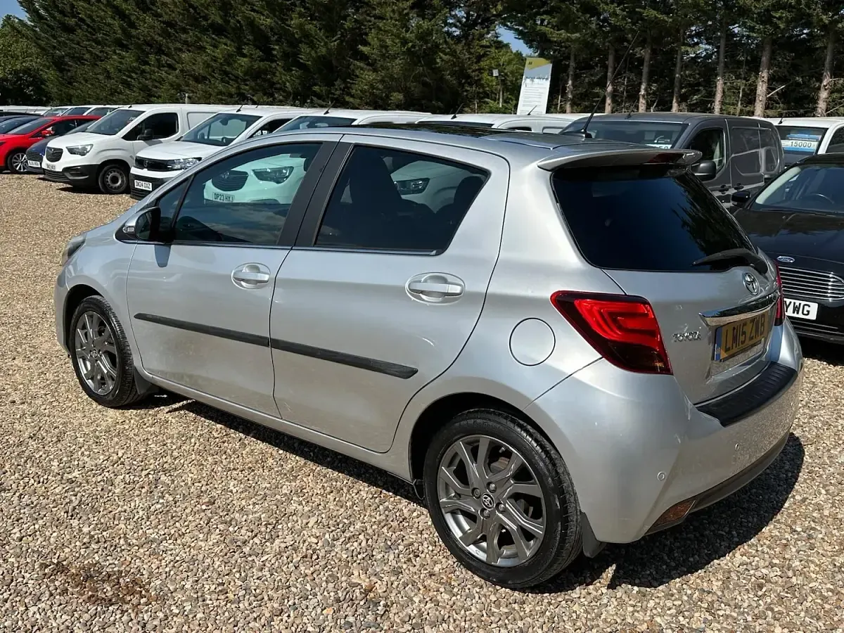 Used Toyota Yaris Multidrive S 99 HP (72 kW) 2015 Silver Hatchback