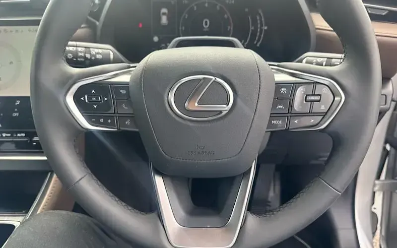 Used Lexus LBX 136 HP (100 kW) 2025 Silver SUV