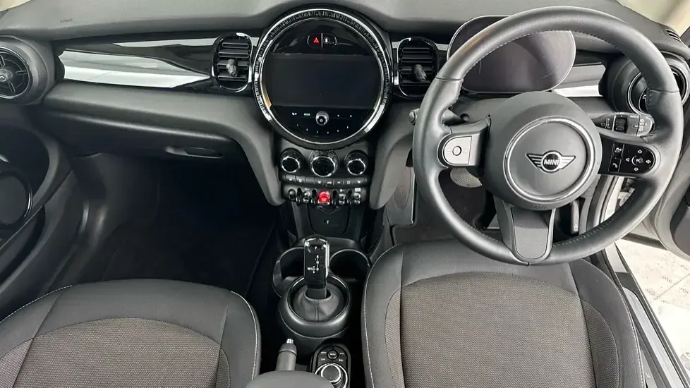 Używany Mini Cooper Classic 134 KM (98 kW) 2023 Srebrny Hatchback