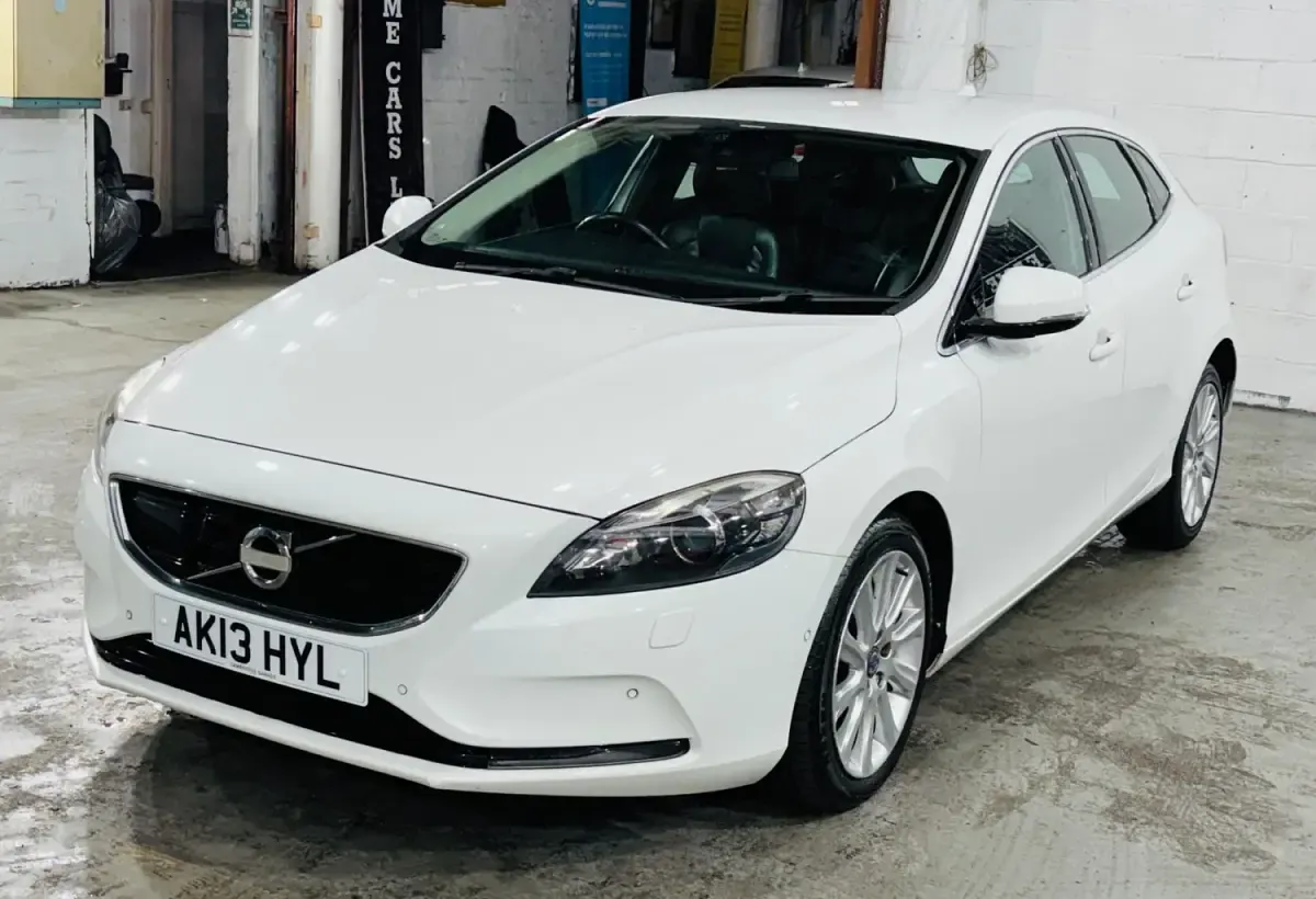 Gebraucht Volvo V40 SE Lux 150 PS (110 kW) 2013 Weiß Kleinwagen