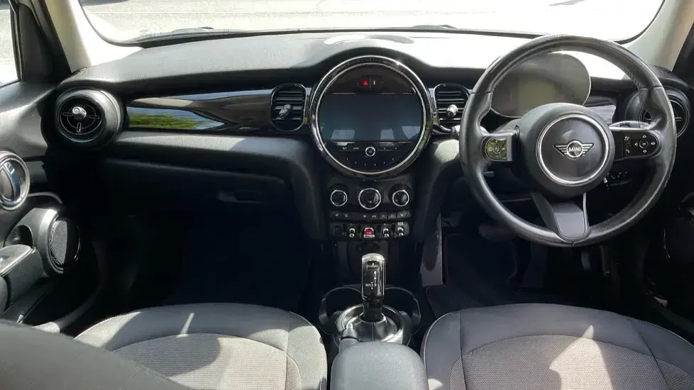Used Mini Cooper Classic 134 HP (98 kW) 2023 Silver Hatchback