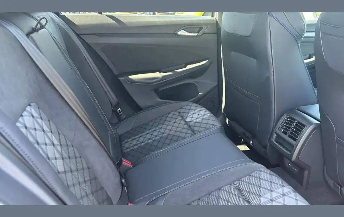 Novo VW Golf VIII Black Edition 150 HP (110 kW) 2026 Cinzento Citadino