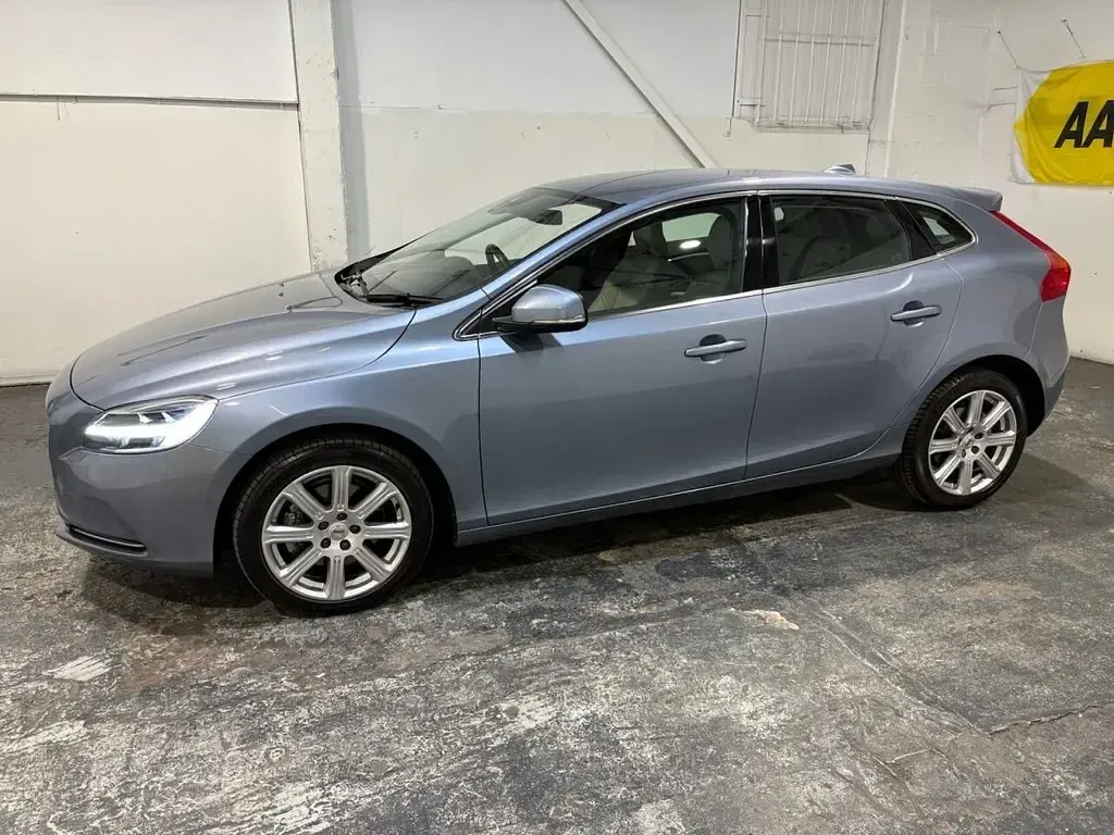 Used Volvo V40 Inscription 152 HP (111 kW) 2018 Blue Hatchback