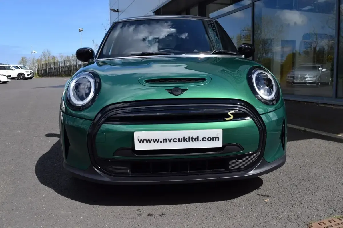 Begagnad Mini Cooper S Hatch 135 kW (184 HK) 2023 Grön Halvkombi