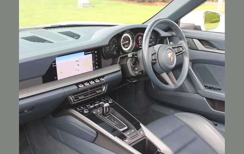 Begagnad Porsche 911 444 HK (326 kW) 2023 Vit Cab