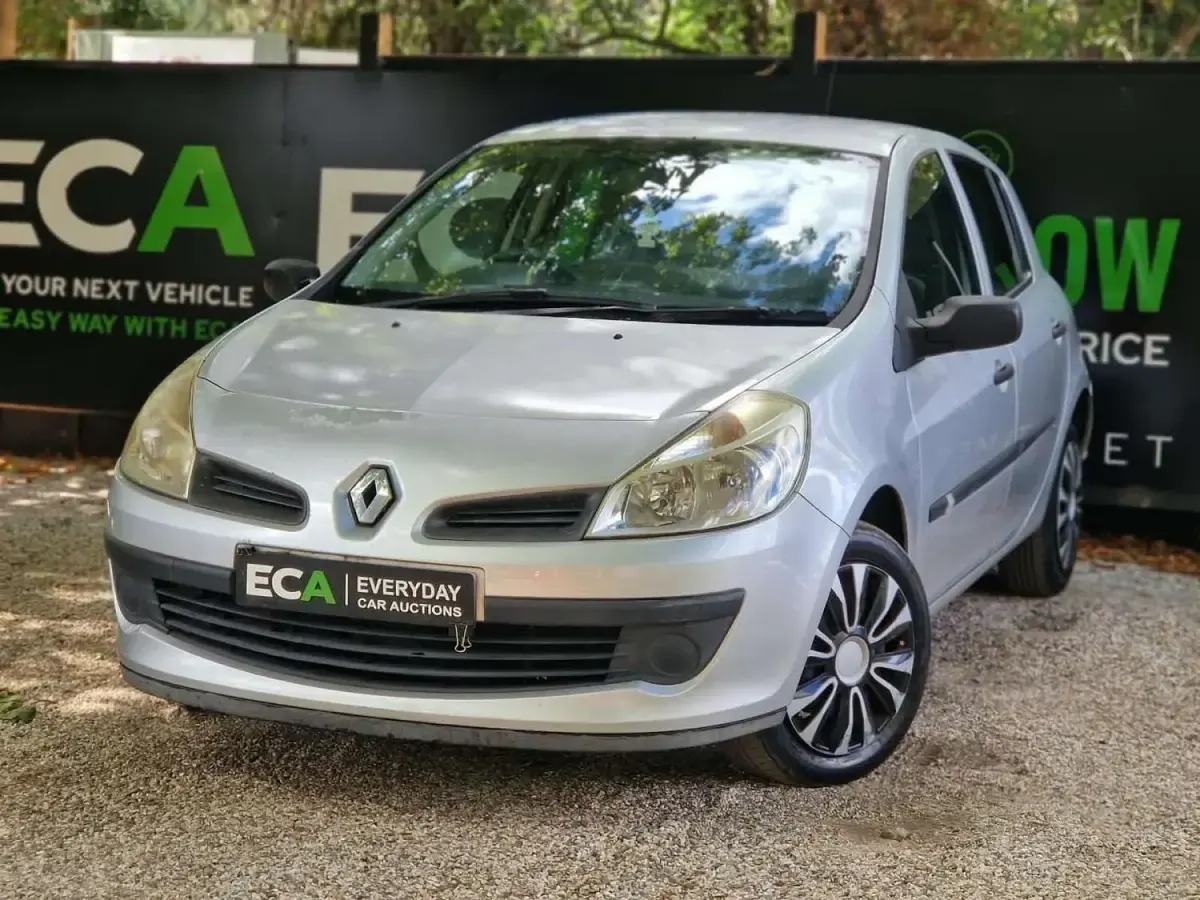 Used Renault Clio Expression 98 HP (72 kW) 2006 Silver Hatchback