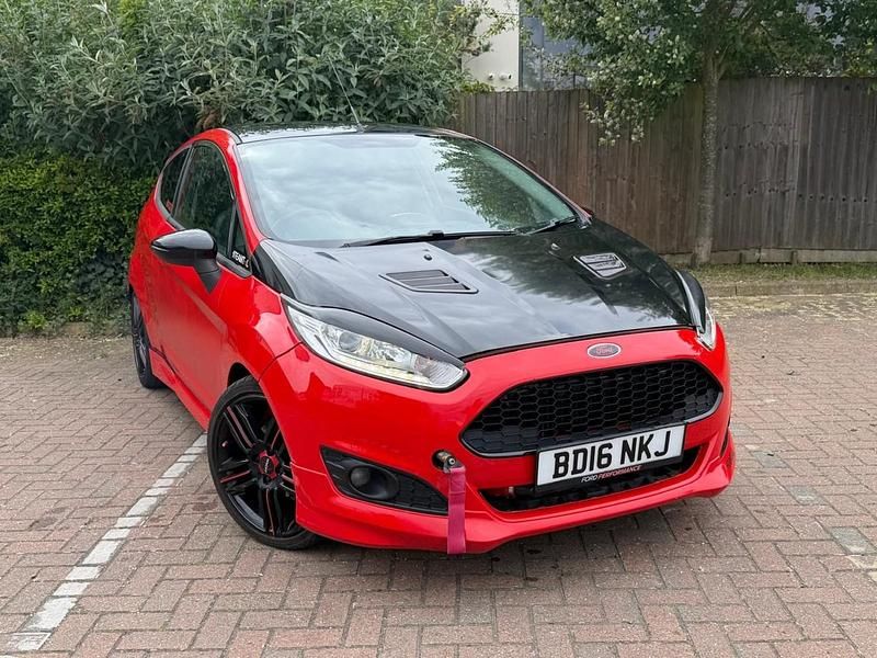 Usado Ford Fiesta Zetec 140 HP (102 kW) 2016 Vermelho Citadino