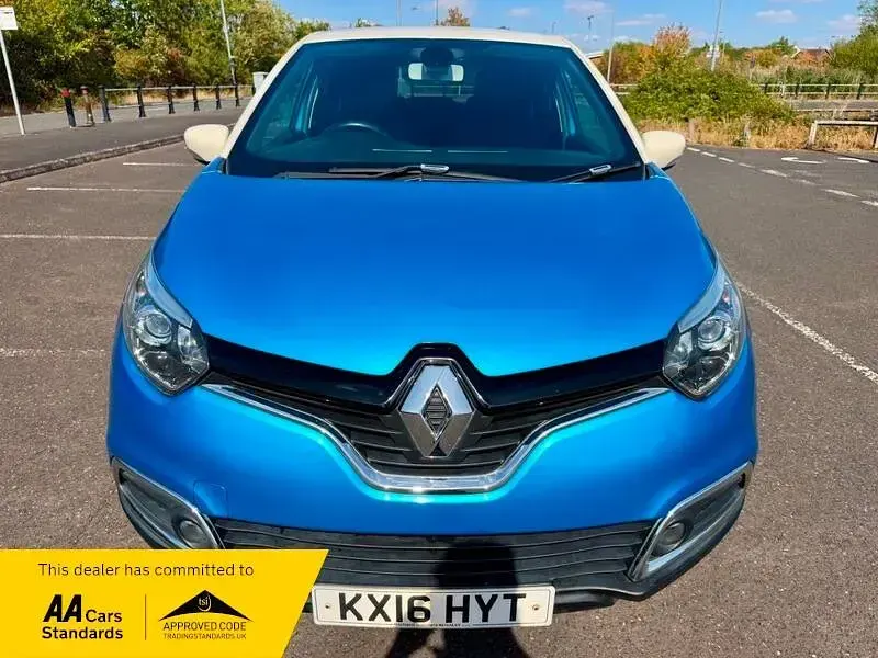 Used Renault Captur Dynamique 90 HP (66 kW) 2016 Blue/cream SUV