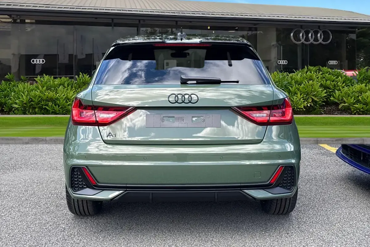 Nouă Audi A1 Sportback Black Edition 150 CP (110 kW) 2026 Verde Hatchback