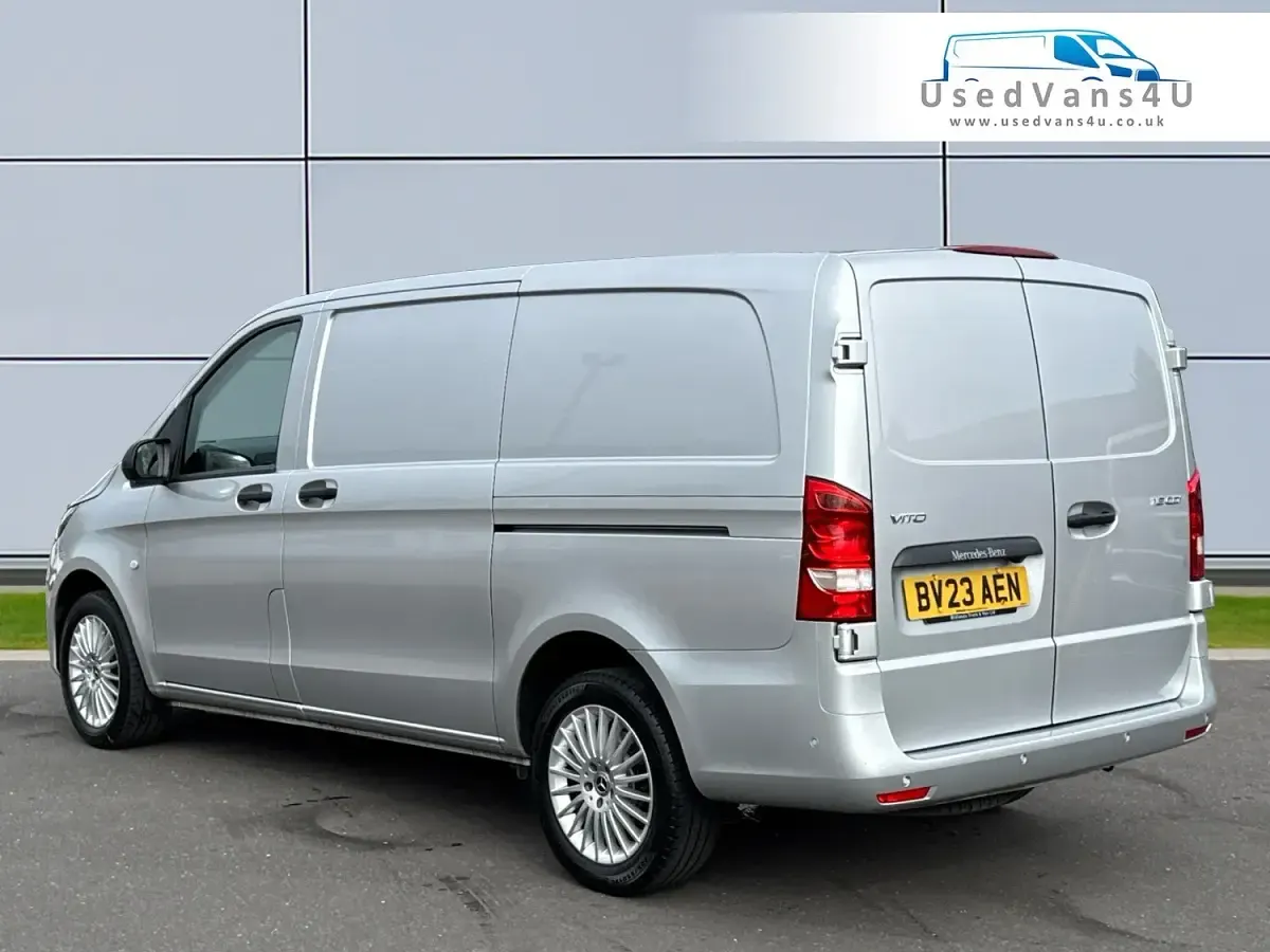 Usado Mercedes Vito Premium 163 HP (119 kW) 2023 Prateado Van