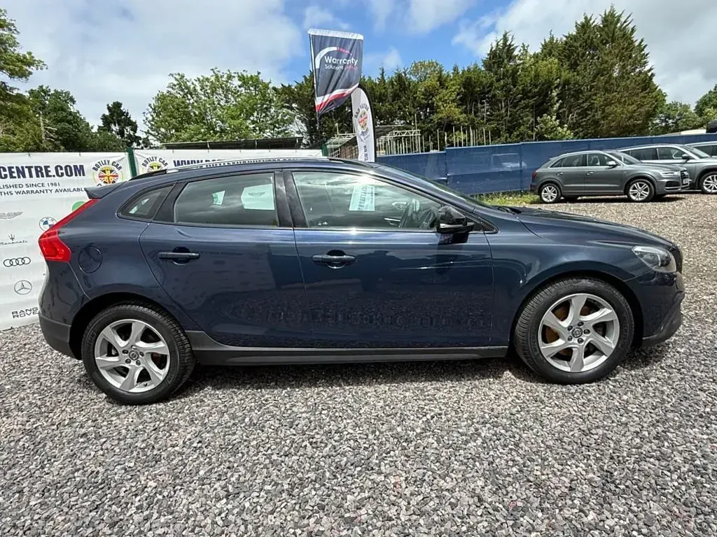 Used Volvo V40 190 HP (139 kW) 2015 Blue Hatchback
