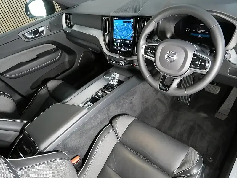 Used Volvo XC60 Plus 250 HP (183 kW) 2022 Black SUV
