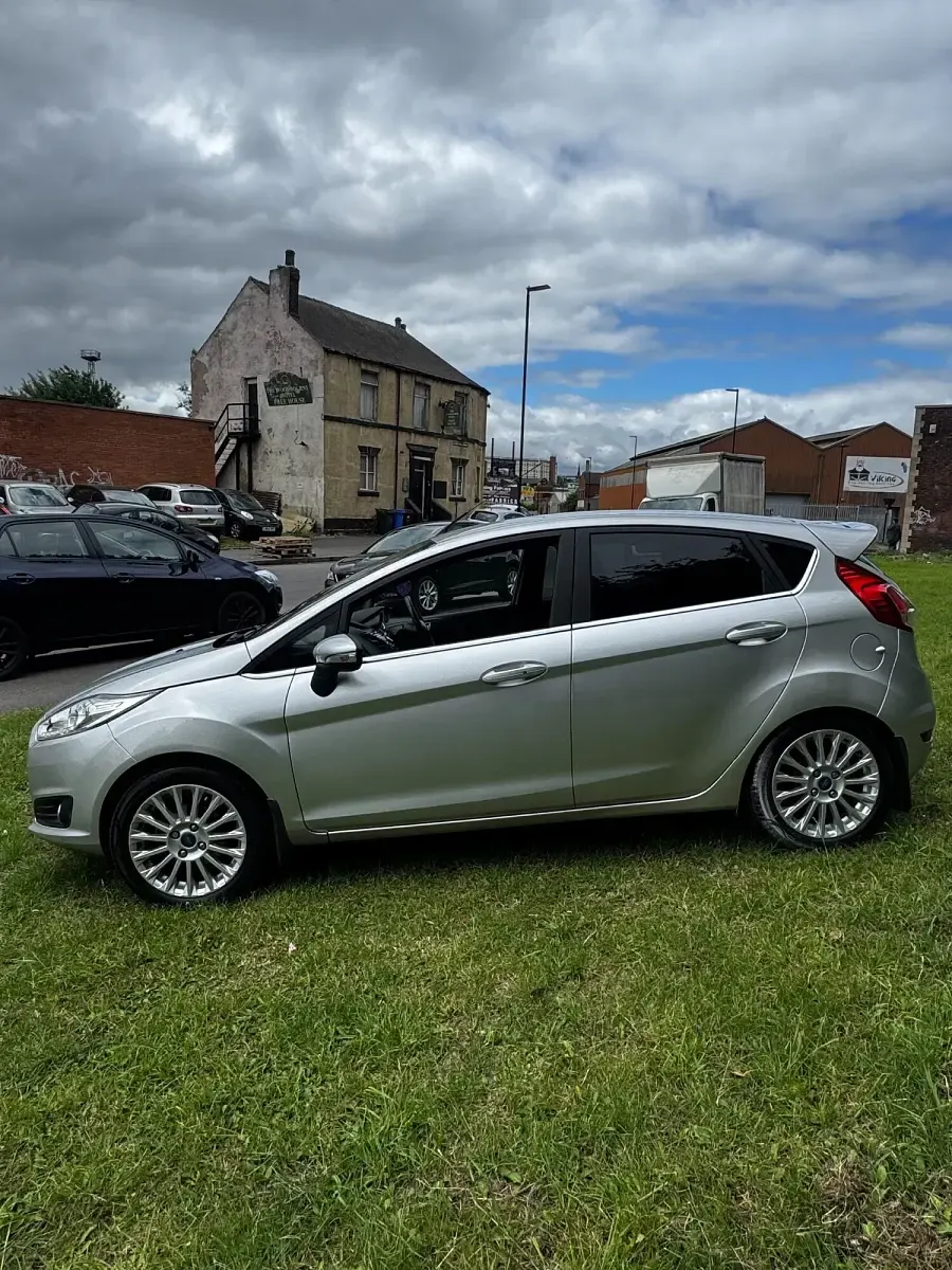 Used Ford Fiesta Titanium 100 HP (73 kW) 2015 Silver Hatchback