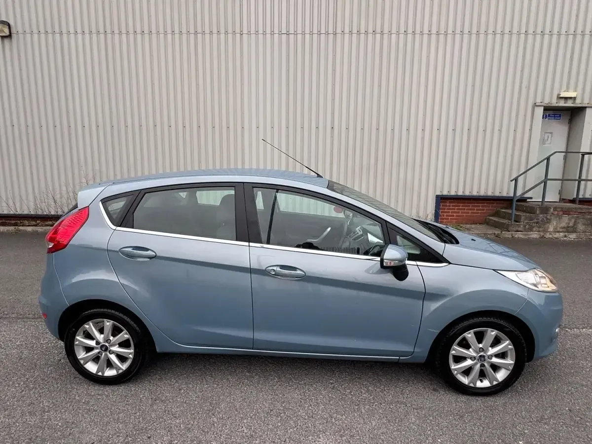 Used Ford Fiesta Zetec 67 HP (49 kW) 2009 Blue Hatchback