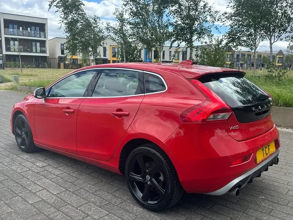 Used Volvo V40 R-Design 120 HP (88 kW) 2015 Red Hatchback