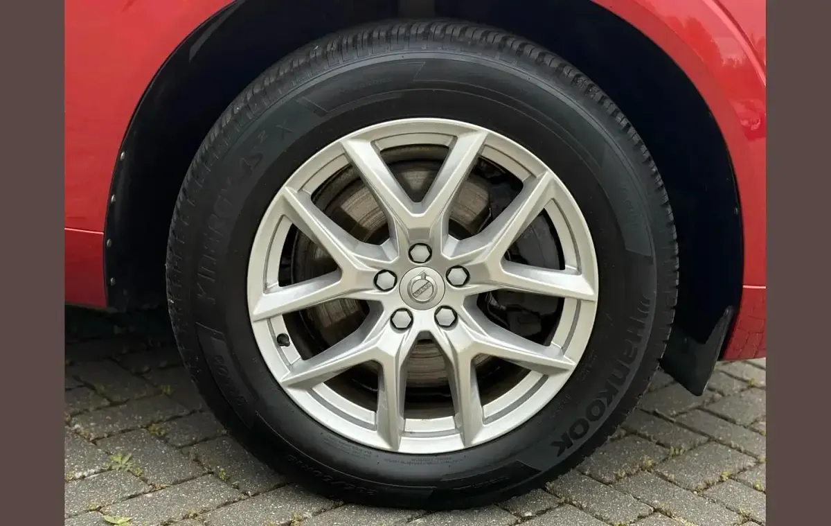 Used Volvo XC60 Momentum 194 HP (142 kW) 2020 Red SUV