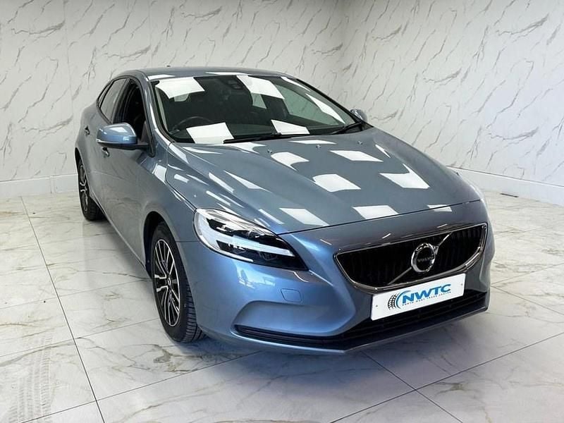 Used Volvo V40 Momentum 122 HP (89 kW) 2018 Blue Hatchback